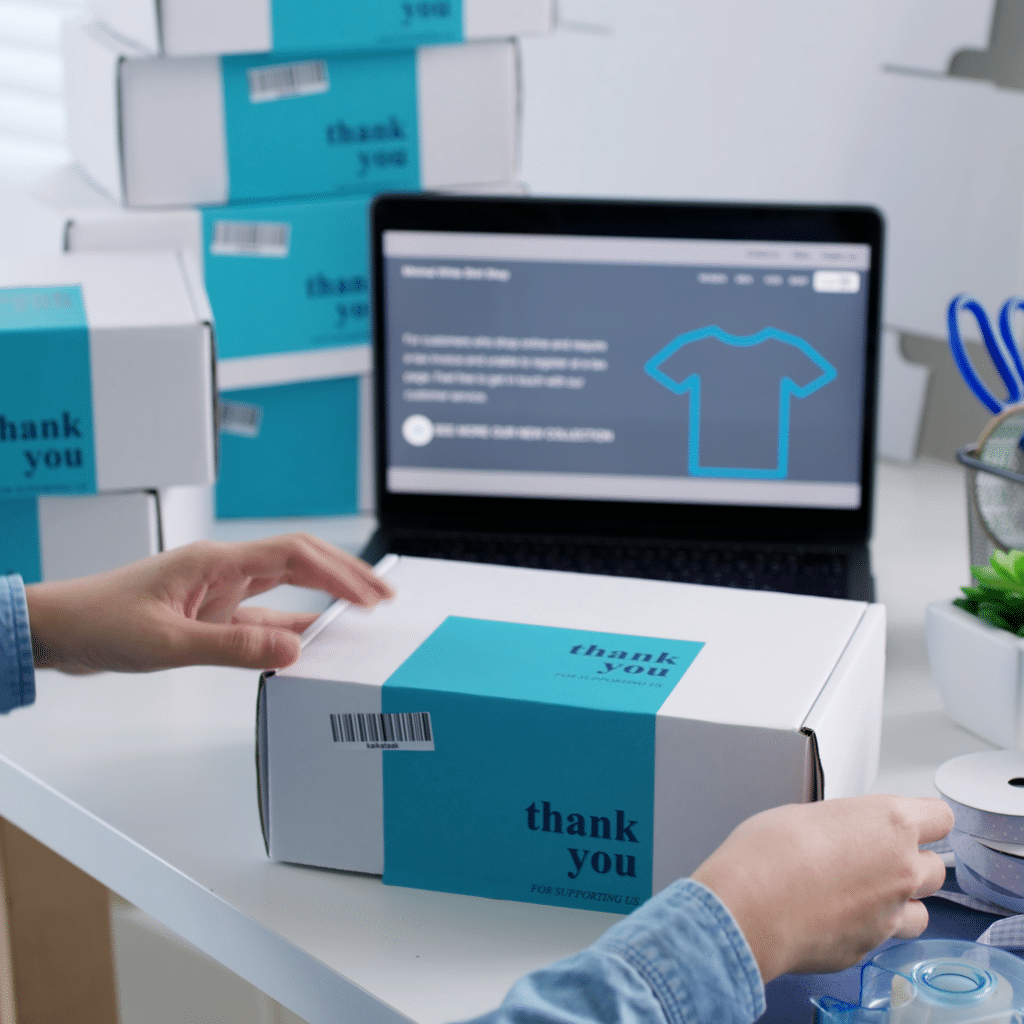 Dropshipping is ideal for those who wish to sell products without having to manage inventory. When an order is received, the merchant purchases the item from a third party and ships it directly to the customer. This model minimizes risks and reduces operating costs, making it attractive to entrepreneurs and small businesses.