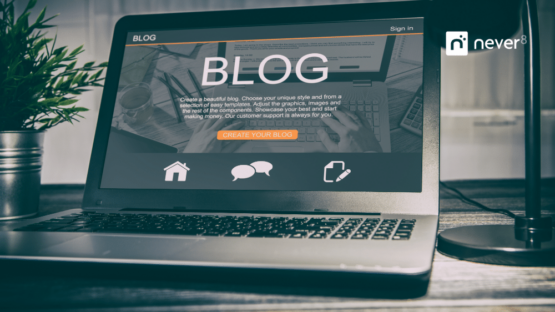Laptop display showing a blog home page with creation and customization options, highlighting the importance of integrating a blog into an online store to increase traffic, improve SEO and strengthen customer relationships. Adobe Commerce and Magento Commerce enable simple and efficient integration.