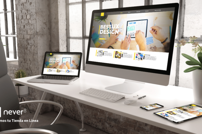 Espacio de trabajo moderno con computadora de escritorio, laptop, tableta y smartphone mostrando el diseño de una tienda en línea, representando el proceso de creación y configuración de tiendas online guiado por expertos como Never8.