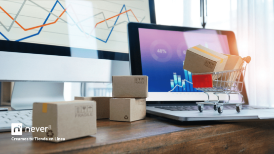 Shopping cart with boxes on a laptop, representing the growth of eCommerce in Mexico and the development of online stores.